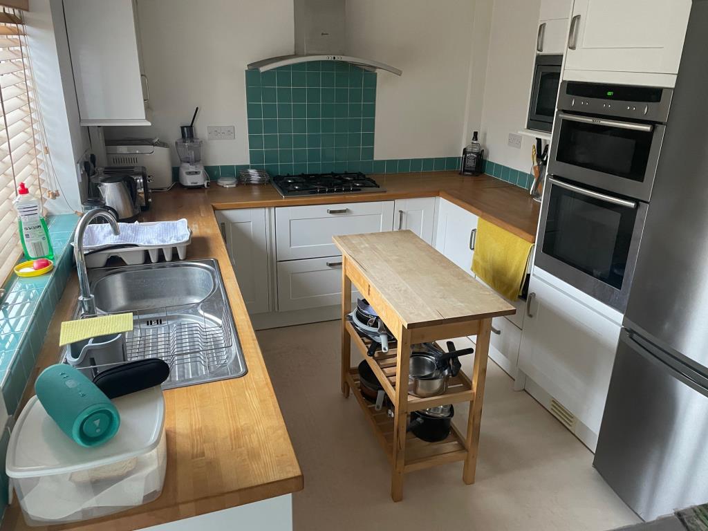 Lot: 15 - THREE-BEDROOM END-TERRACE HOUSE FOR IMPROVEMENT - kitchen